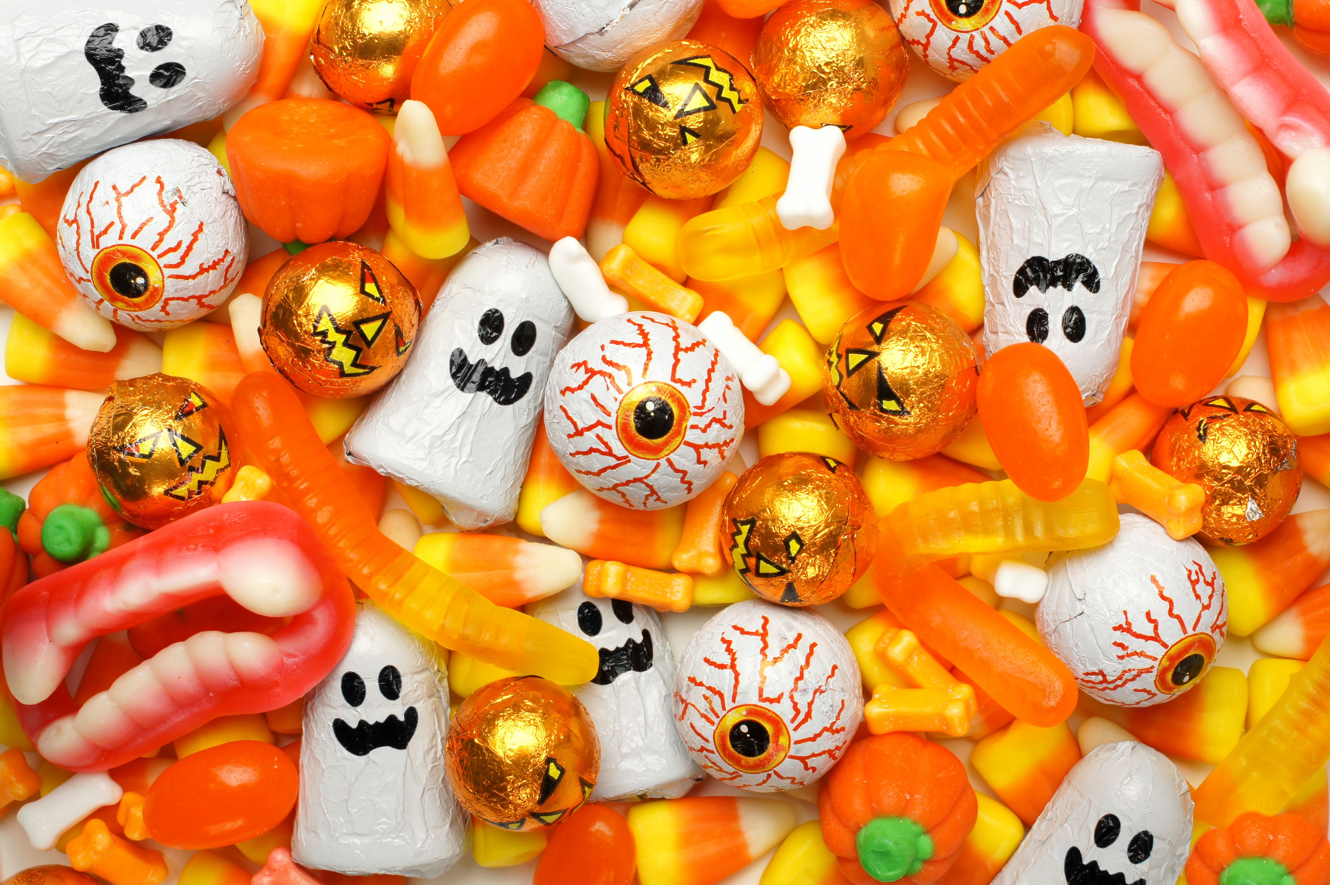 https://hips.hearstapps.com/hmg-prod/images/halloween-candy-background-royalty-free-image-1627919414.jpg