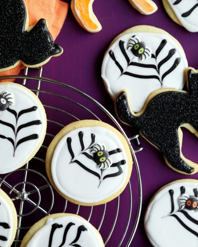 halloween sugar cookies circles with spiders and black cats