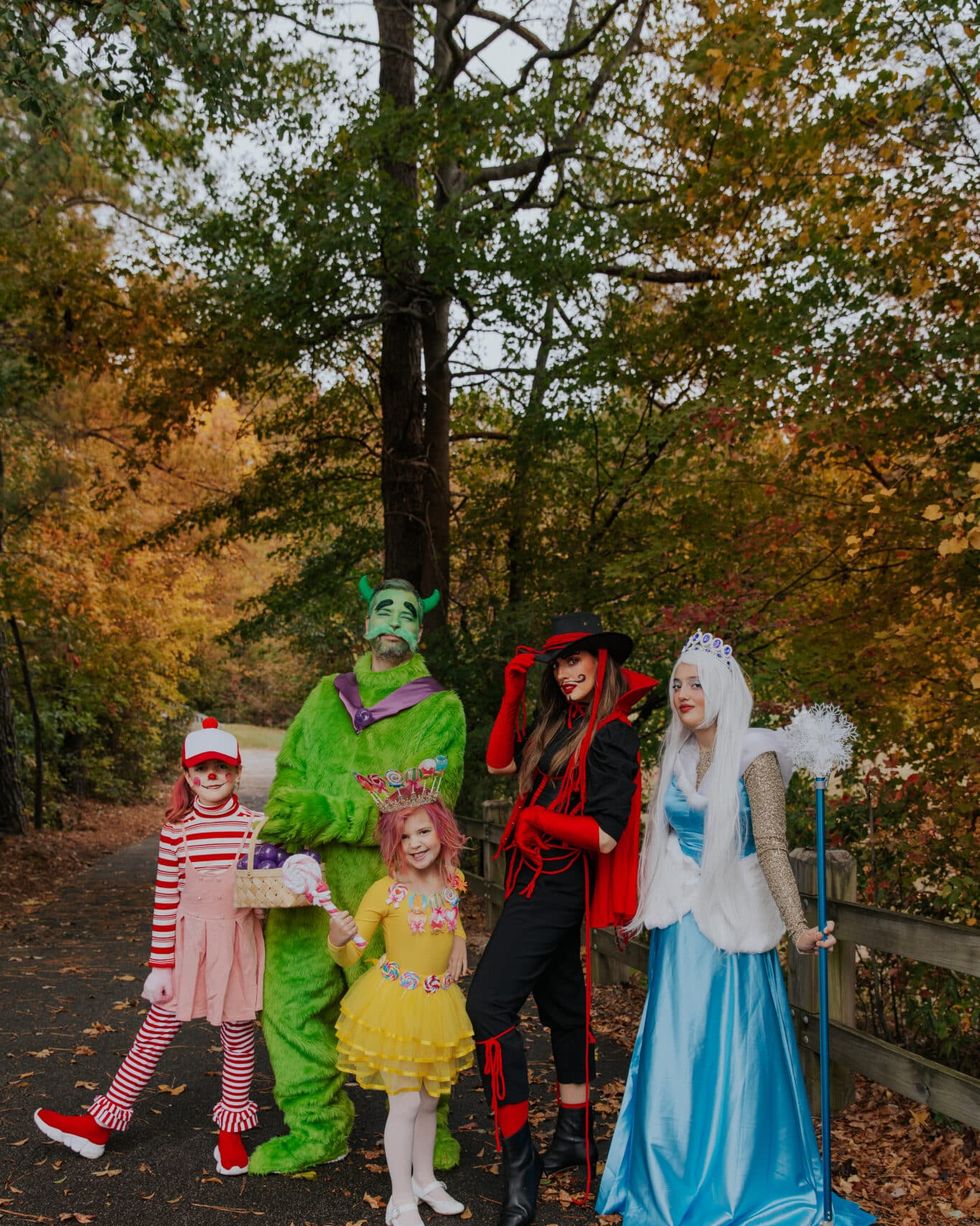Alice in Wonderland Makeup Looks: 5 Halloween Costumes for a Group  Wonderland  makeup, Alice in wonderland makeup, Alice in wonderland