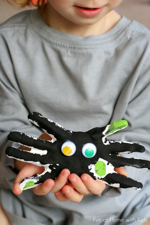 halloween crafts keepsake spider handprint