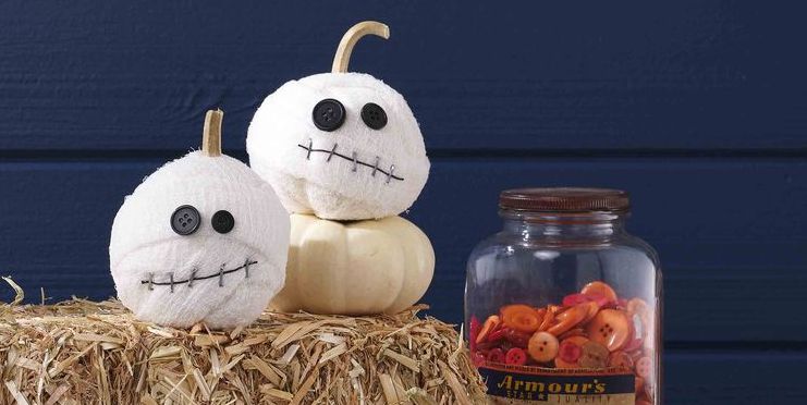 https://hips.hearstapps.com/hmg-prod/images/halloween-crafts-mummy-pumpkins-1633620550.jpeg?crop=0.926xw:0.465xh;0.0128xw,0.143xh&resize=1200:*