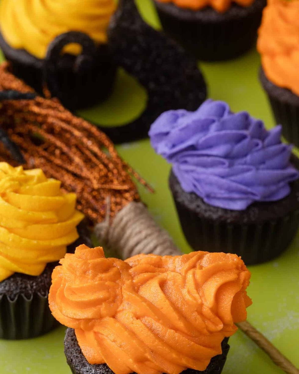 halloween cupcake ideas with broom