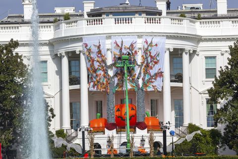 halloween trivia front of white house with halloween decorations