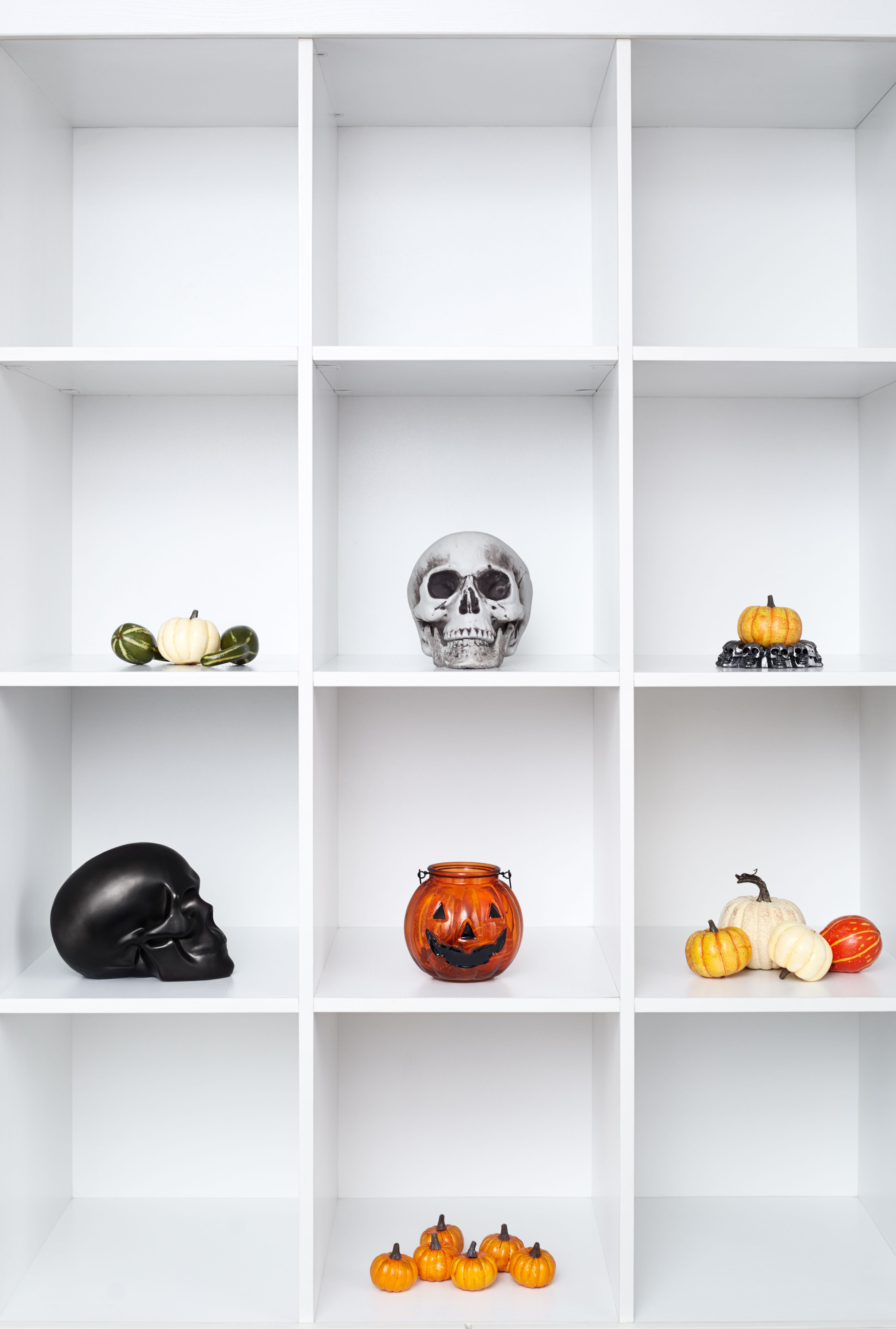 https://hips.hearstapps.com/hmg-prod/images/halloween-decorations-in-bookshelf-royalty-free-image-1663177350.jpg