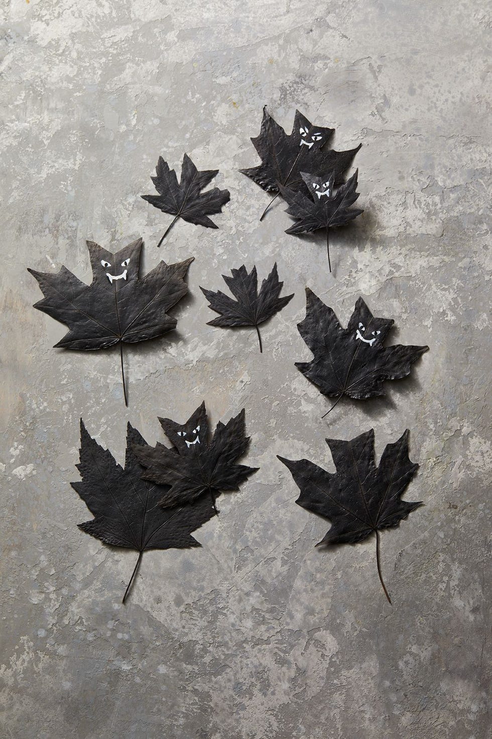diy halloween decorationsm black leaves painted to look like bats