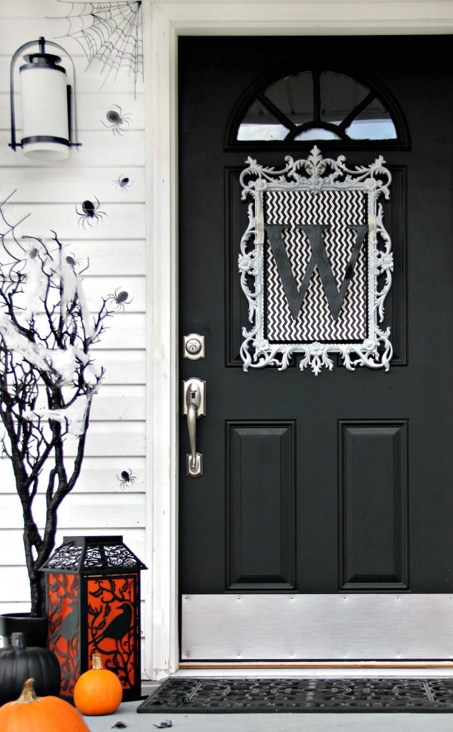 idées de décoration de porte d'Halloween en noir et blanc