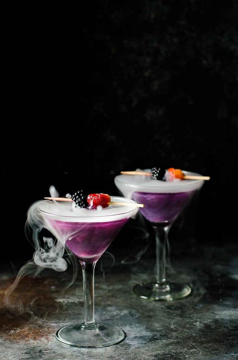 witchs heart cocktail purple in martini glasses
