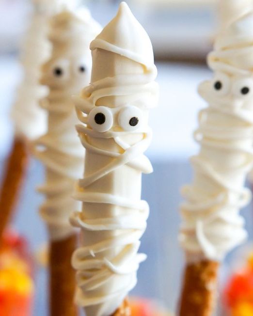 halloween food ideas mummy pretzels