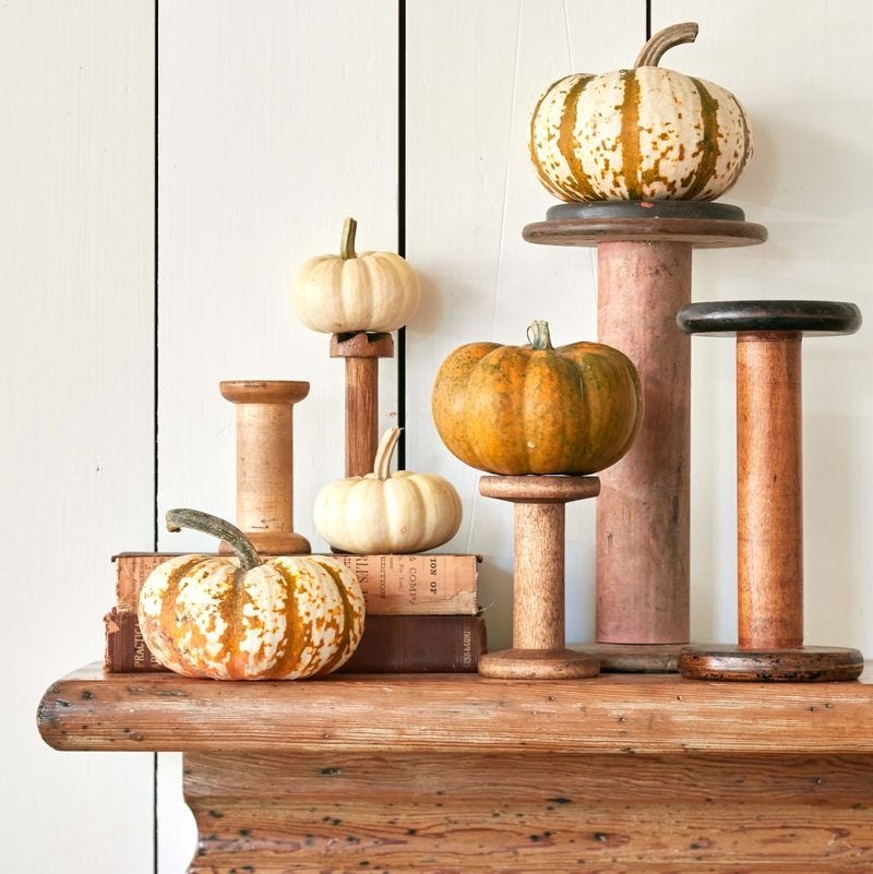 halloween mantel with pumpkins on bobbins