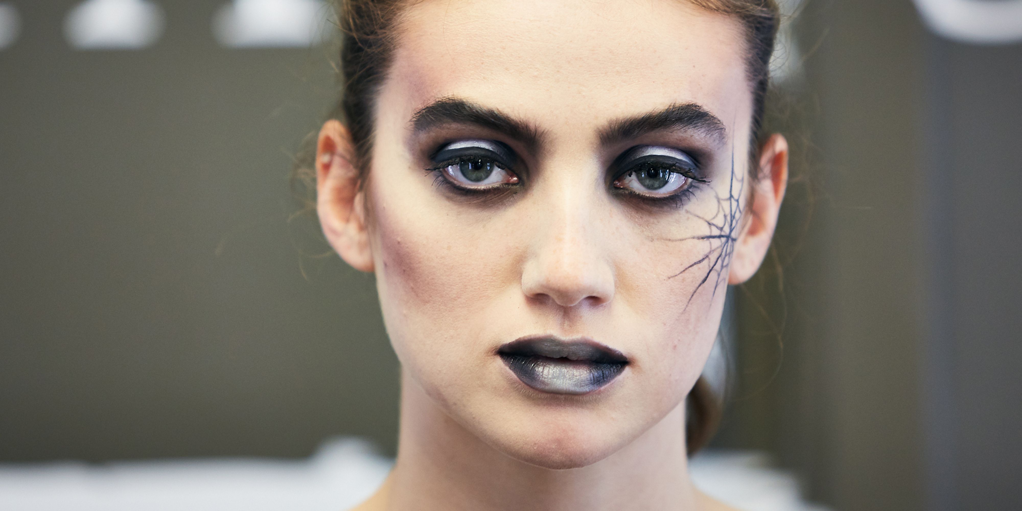 Spider-web Halloween make-up, a step-by-step guide