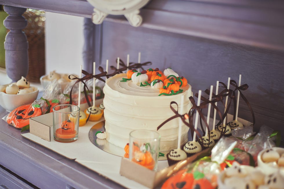 decoracion mesa halloween tarta de zanahoria y dulces