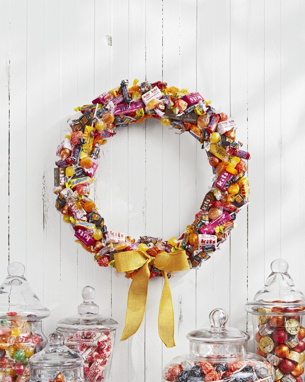 This DIY Halloween Candy Wreath Is Perfect For Trick or Treaters!