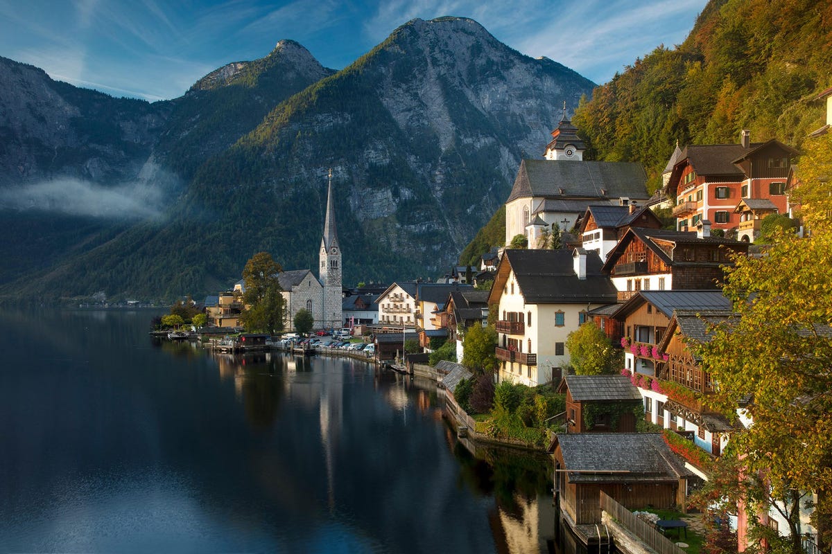 Het betoverende dorpje Hallstatt in de Oostenrijkse Salzkammergut kijkt uit over het gelijknamige meer