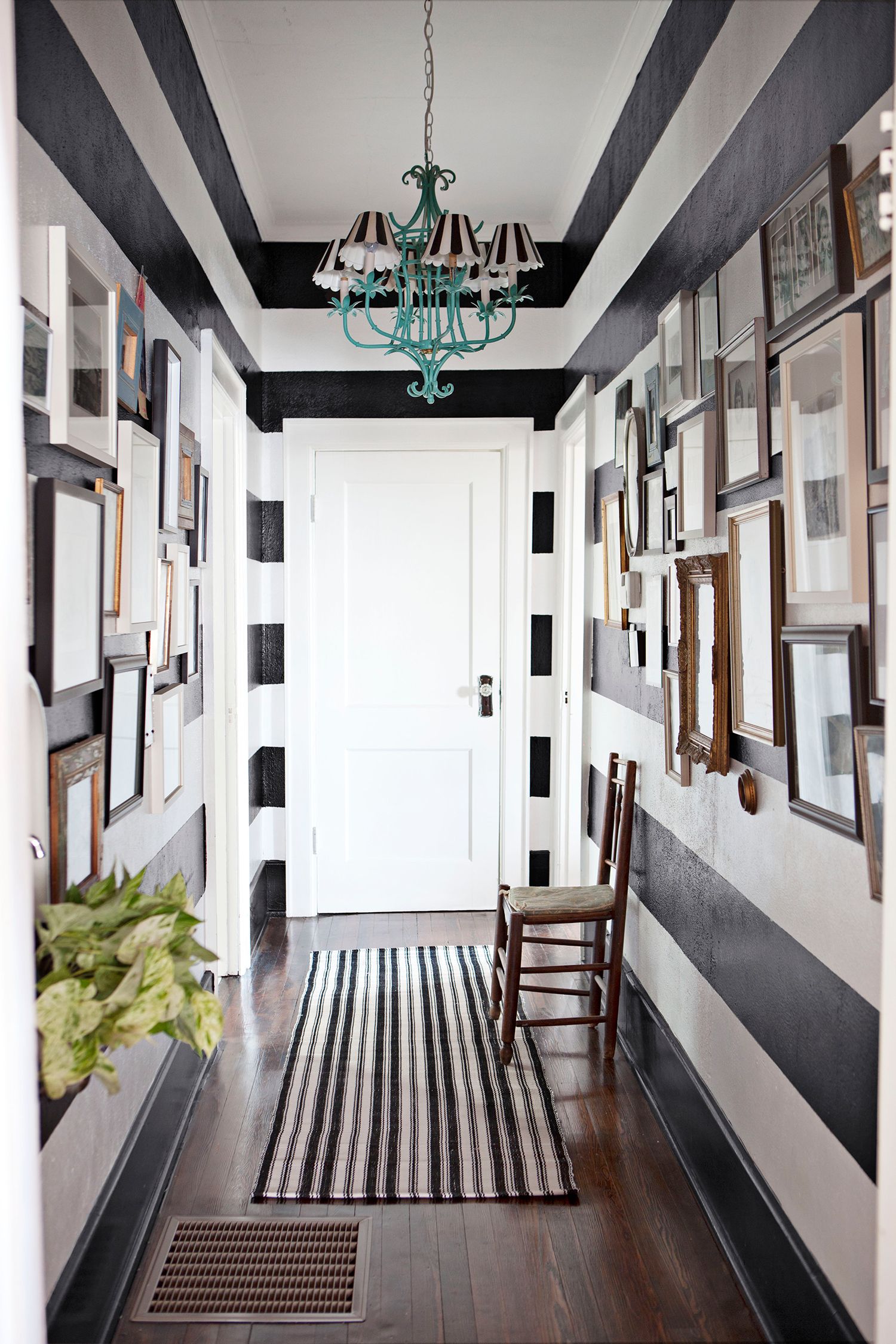 24 Ideas How to Decorate a Narrow Hallway