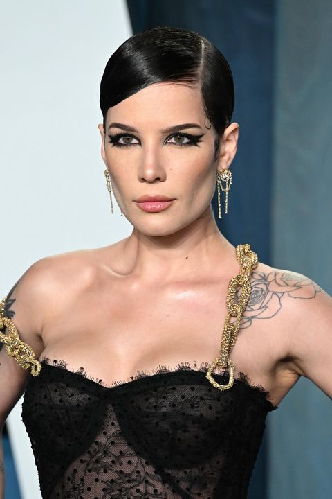 beverly hills, california   march 27 halsey attends the 2022 vanity fair oscar party hosted by radhika jones at wallis annenberg center for the performing arts on march 27, 2022 in beverly hills, california photo by daniele venturelliwireimage