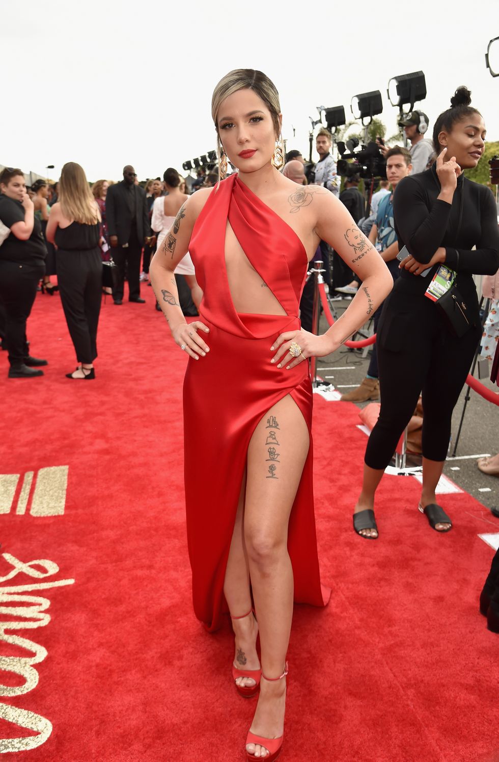 Red carpet, Carpet, Clothing, Flooring, Shoulder, Dress, Red, Hairstyle, Premiere, Fashion, 