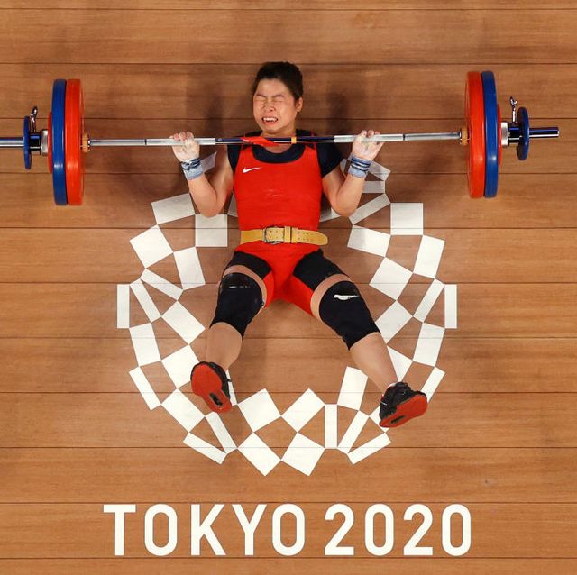 un competidor de halterofilia en los juegos olímpicos de tokio