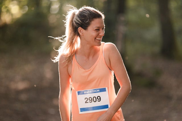 blije vrouw na het lopen van de halve marathon