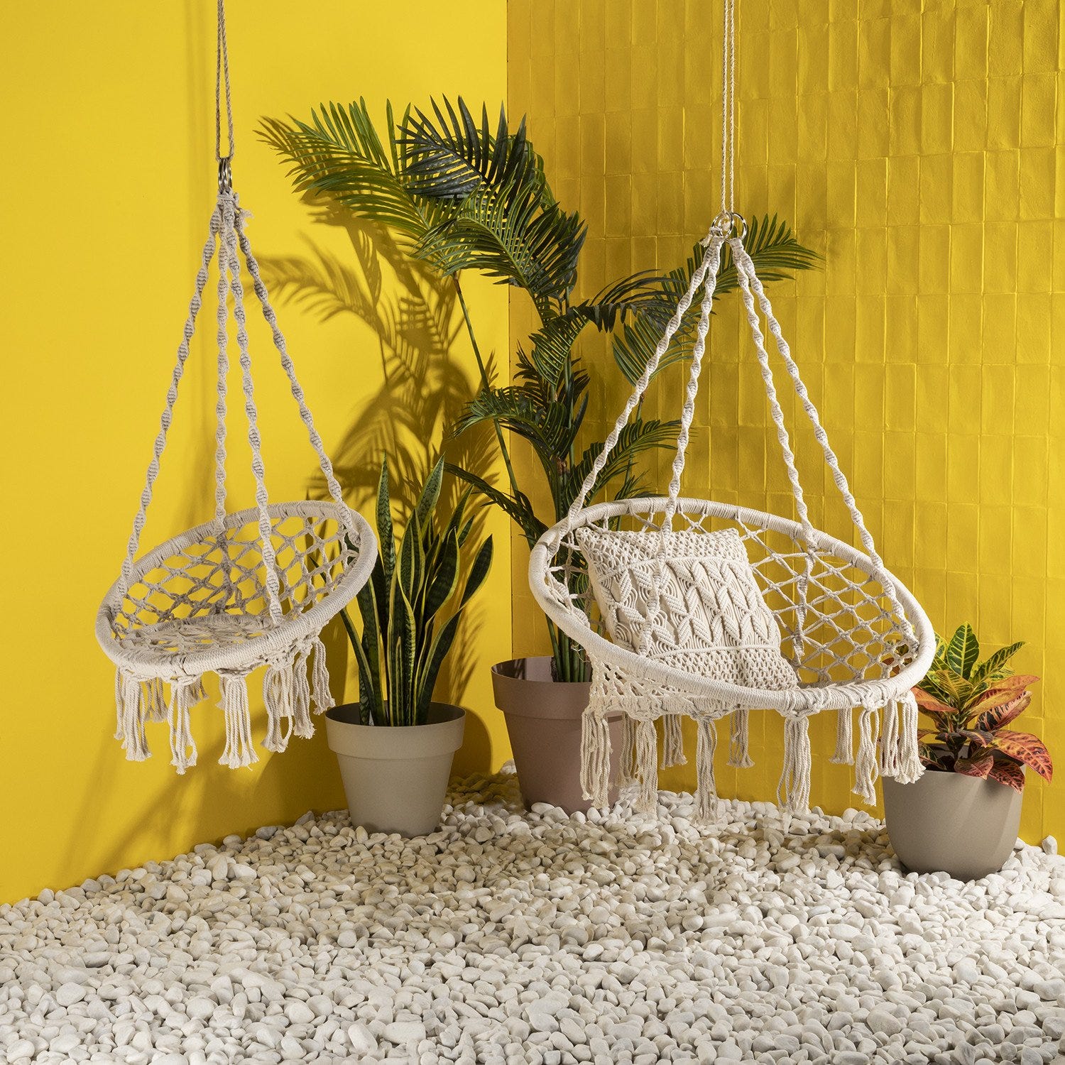 hamaca con estructura de bambú tejida al estilo macramé