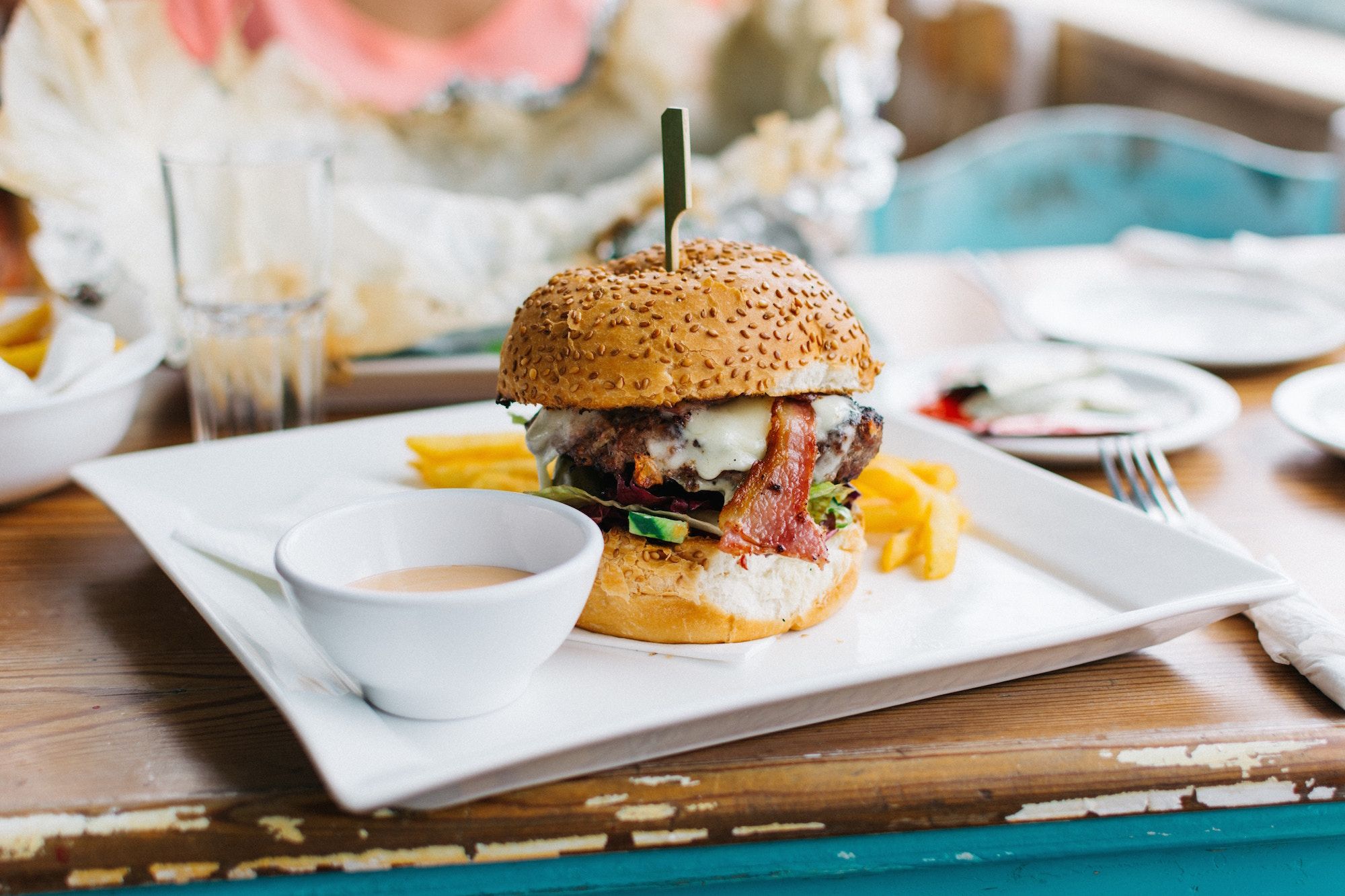 Hamburger day: storia del panino più famoso al mondo nel giorno in cui si  celebra