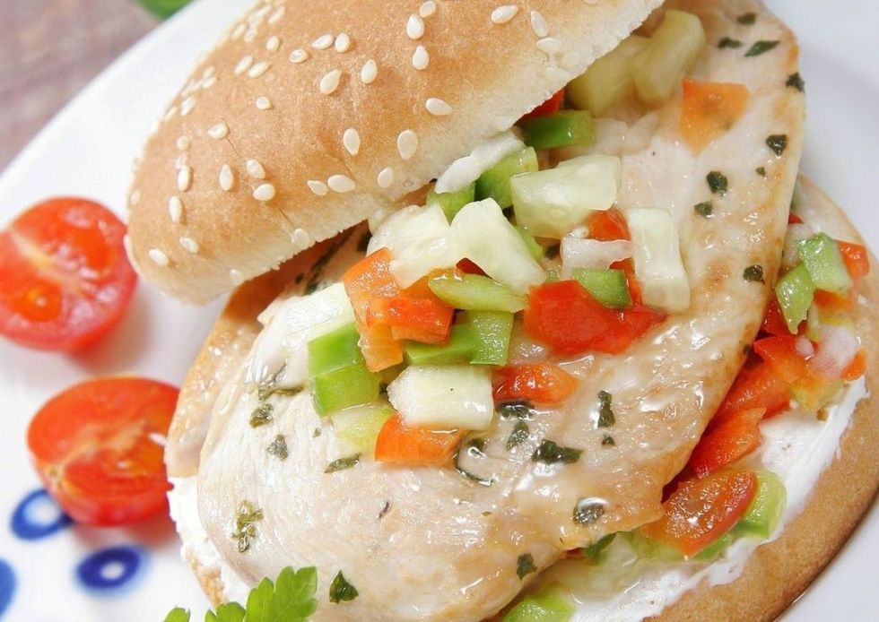 hamburguesa de pollo con salsa de verduras