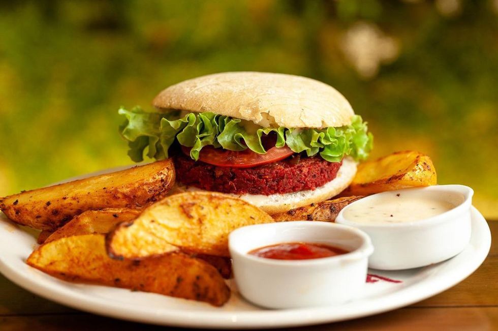 hamburguesa fabrizio, plato del restaurante vegano levél veggie bistro de madrid