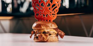 hamburguesa con peineta de burguer food porn, la mejor de españa 2023