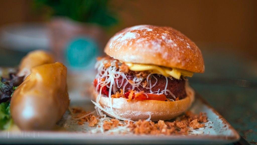 ¡Revolución en Alcampo! Esta hamburguesa vegana proteica arrasa por su sabor y precio 1 Moncloa La hamburguesa vegana y proteica que tiene en oferta Alcampo