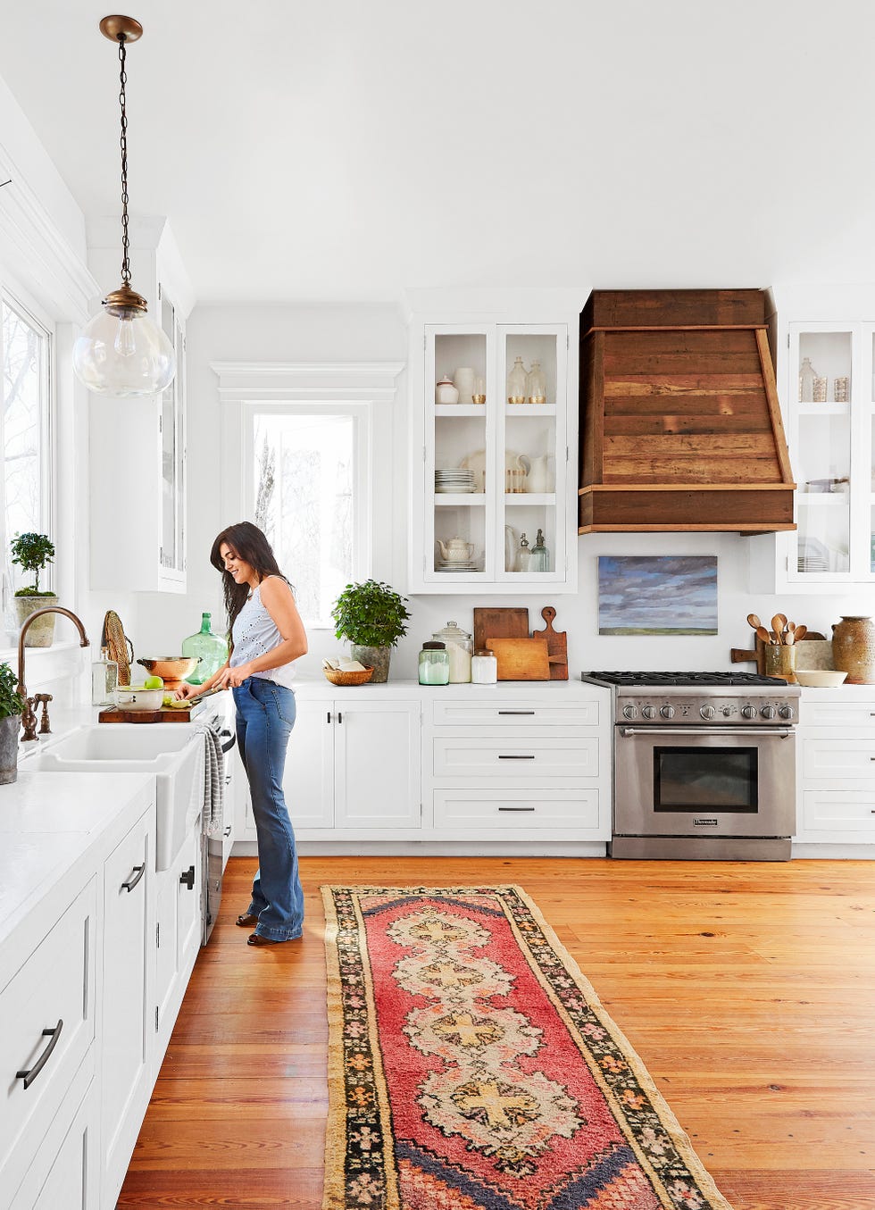 white farmhouse kitchen