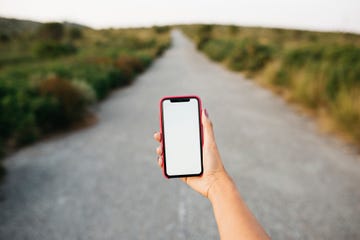 vrouw houdt telefoon met telefoonhoesje vast voor ze gaat hardlopen