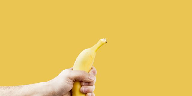 Красота члена. Держит банан. Банан в руке. Рука держит банан. Девушка держит банан.