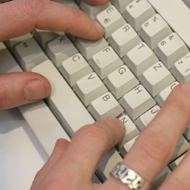 Buero, Computer: Hand schreibt auf einer Computertastatur