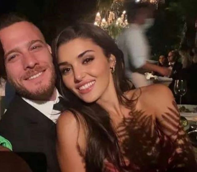 hande erçel y kerem bürsin en una boda