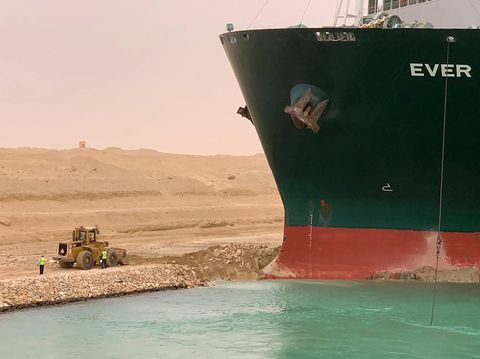 suez canal remains blocked by grounded container ship