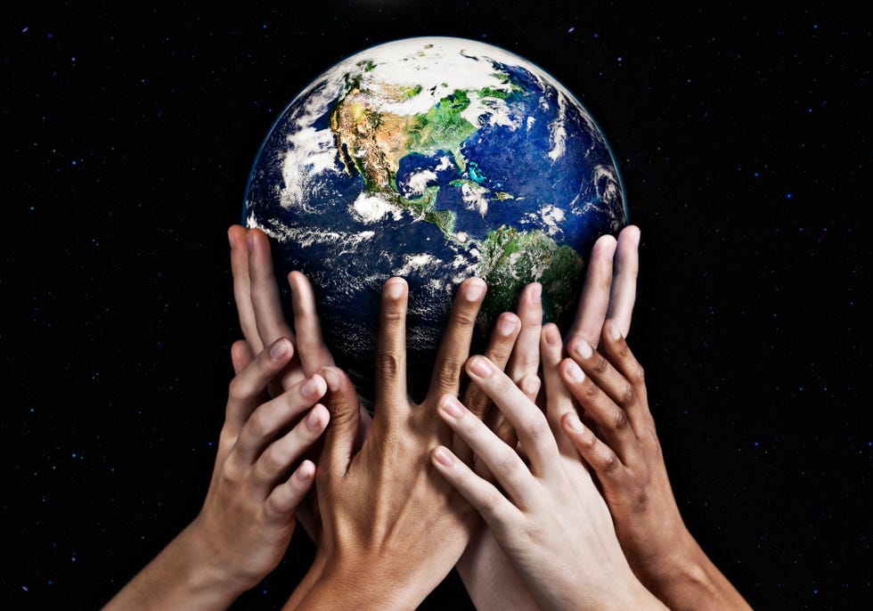 manos sosteniendo el planeta tierra como símbolo de la necesidad de actuar contra el cambio climático