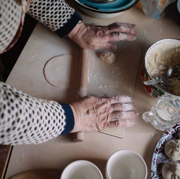 donna anziana prepara ravioli