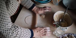 donna anziana prepara ravioli