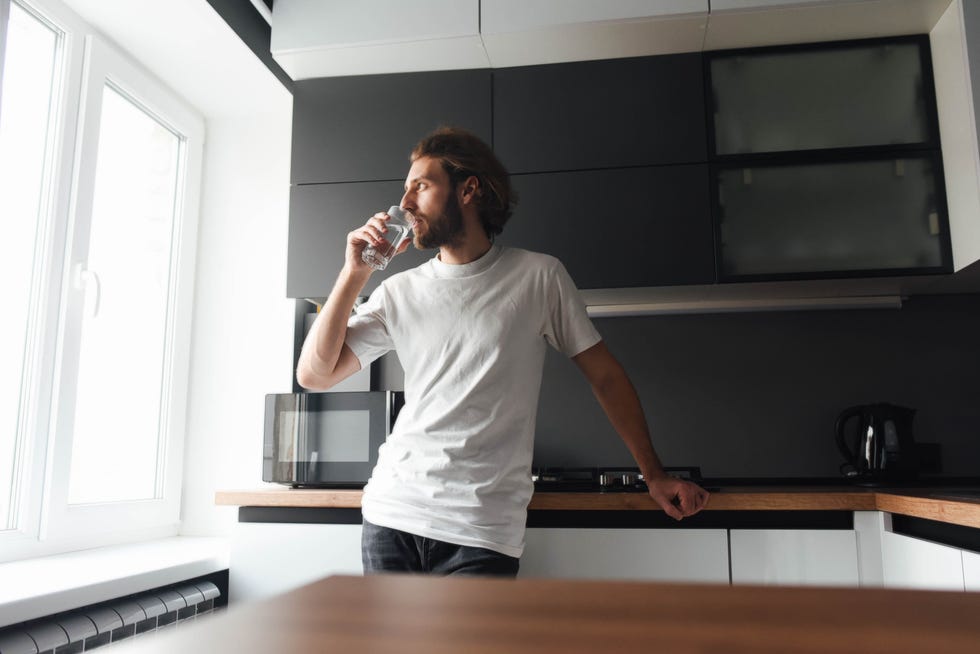 hombre bebiendo un vaso de agua