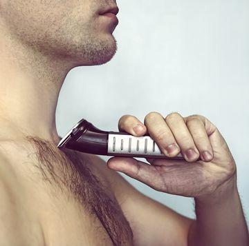 ボディトリマーで胸毛を整える男性