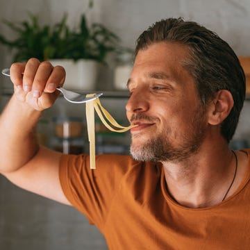 hombre comiendo pasta hombre comiendo pasta