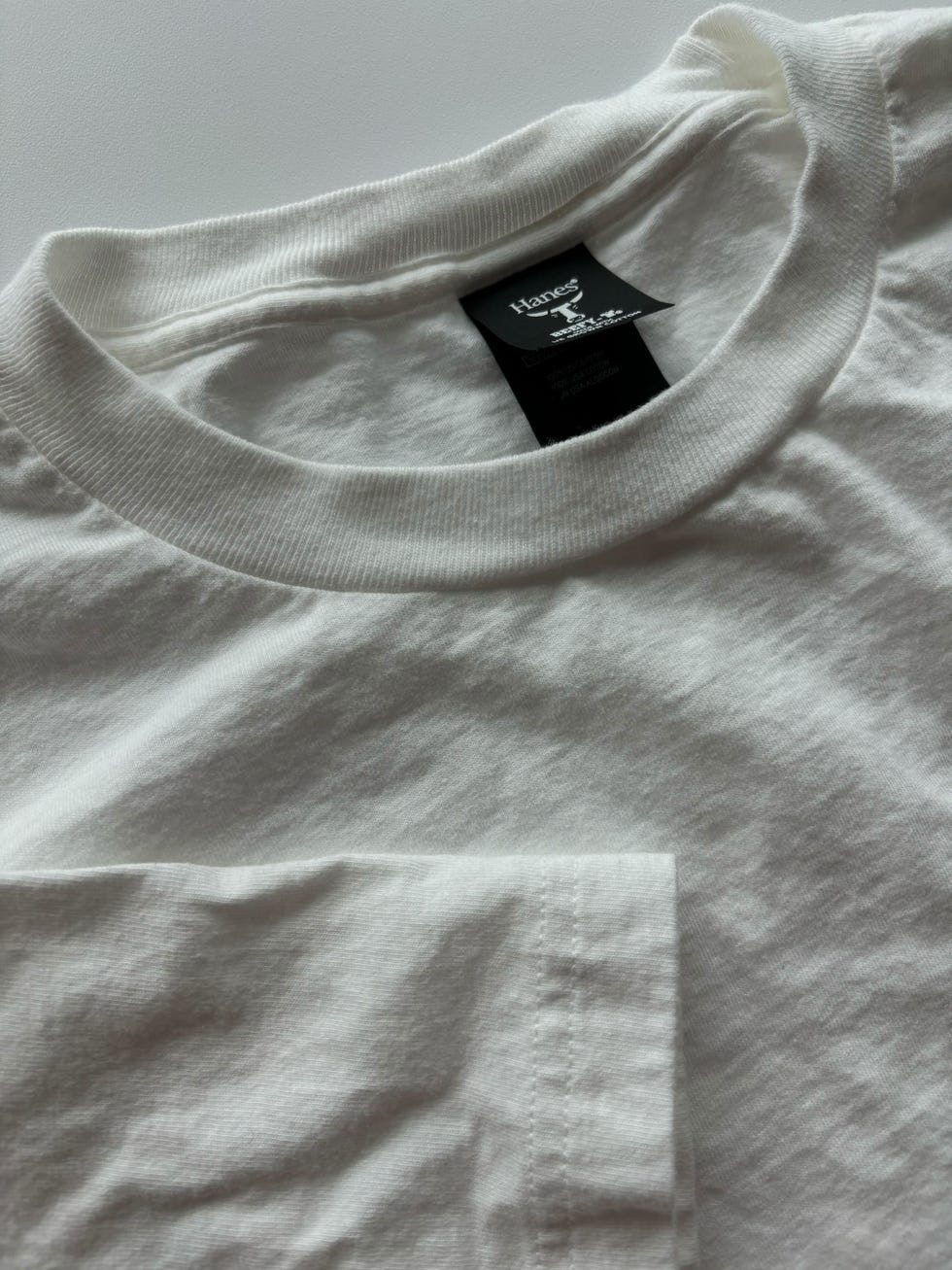 hanes beefy t close up picture of collar and seems