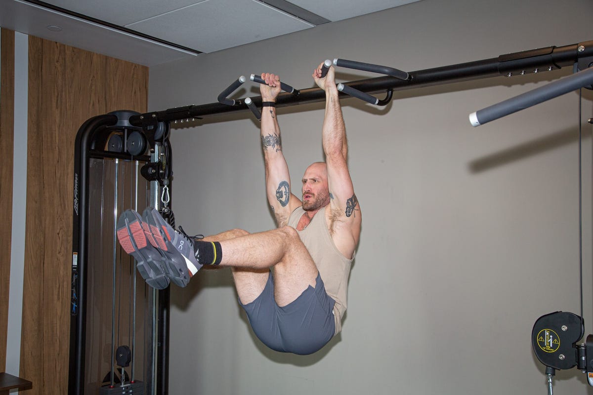https://hips.hearstapps.com/hmg-prod/images/hanging-leg-raise-5-68435c1b5955a.jpg?crop=1.00xw:0.752xh;0,0.149xh&resize=1200:*