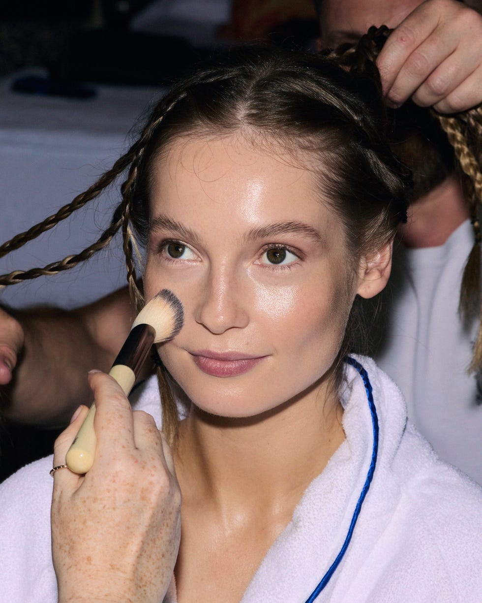 hannah dodd getting ready bridgerton premiere