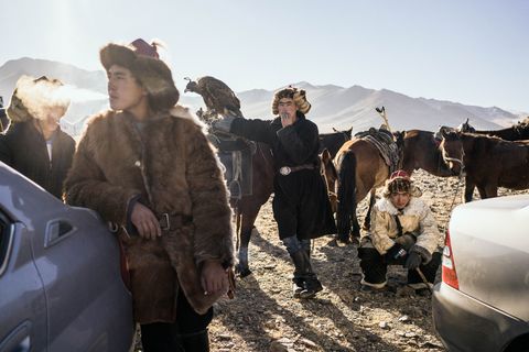 Jonge adelaarsjagers bereiden zich voor op een wedstrijd tijdens het Festival van de Gouden Adelaar in Bajanlgi in Mongoli Hoewel ik altijd een buitenstaander zal blijven is het terugkeren naar bepaalde plekken  in plaats van telkens weer een nieuw land te zien  voor mij een van de meest bevredigende manieren om te reizen zegt fotografe Hannah Reyes Morales Als je telkens weer terugkomt op een bepaalde plek leg je diepere contacten en bouw je meer inzichten op Lees meer over het leven van nomadische herders in Mongoli
