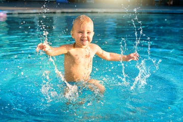 bebe jugando en piscina con panal