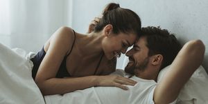 man en vrouw lachend in bed