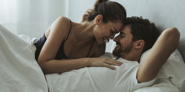 pareja feliz en la cama