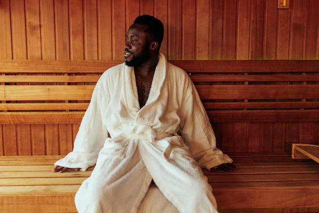 hombre feliz afroamericano en sauna