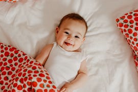 niña sonriente en la cama