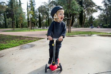 niño en patine con casco